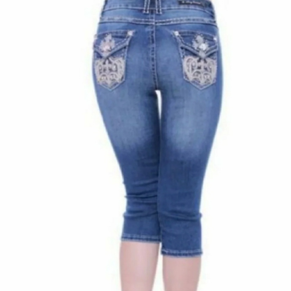 🔥 Embellished capris.. no offers!!